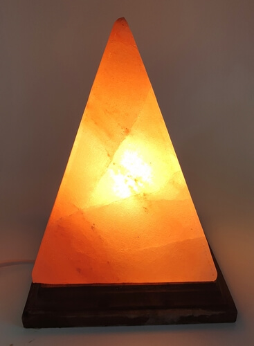 Lampe de Sel Pyramide 3KG Hauteur 21cm.  Entre 2 et 3 KG.  Livrée avec ampoule, kit électrique norme CE et sur socle en bois.